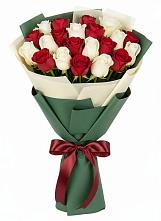 Букет Микс из красных и белых роз в Березовом