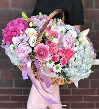 Цветочная композиция из Розы, Хризантемы, Пионы и Лизиантусы в корзине в Березовом