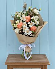 Букет цветов из:  Альстромерии, Лизиантусы, Розы и Хризантемы в Березовом