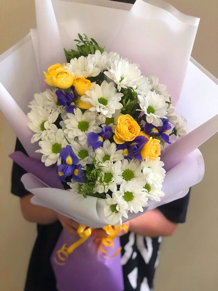 Букет цветов из: Ирисы, Хризантемы и Розы в Березовом