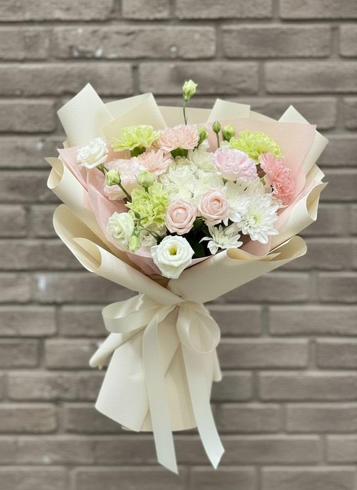 Букет цветов из: Гвоздики, Розы, Лизиантусы и Хризантемы в Березовом