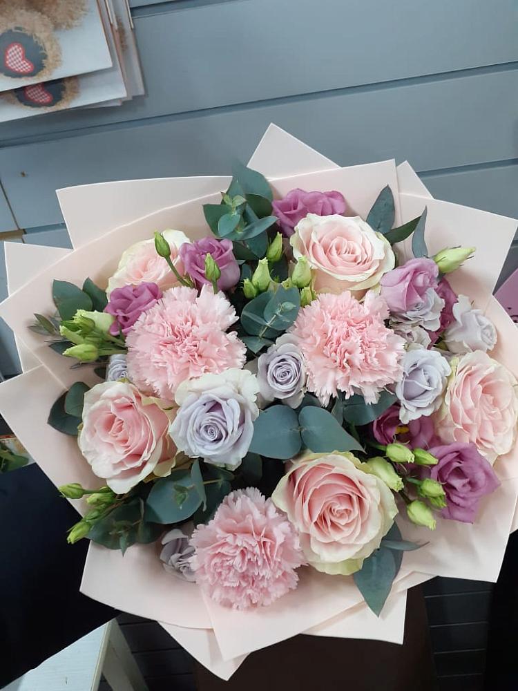 Букет цветов из: Розы, Гвоздики и Лизиантусы в Березовом